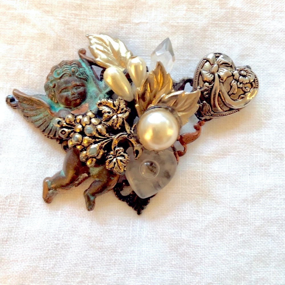 Vintage handmade brooch.cherubs pearls 80’s